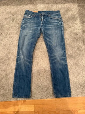 Dondup George  - Säljer ett par klassiska blå jeans från dondup Jeans med raka ben och snygga slitningar. Jeansen är i storlek W31