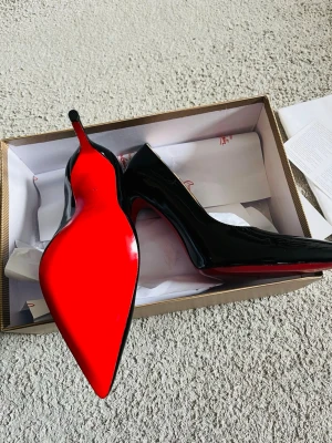 Christian Louboutin Klackar - Säljer ett par fresha Loubs Klackar som blivit bra sparsamt använda, skick är bra och säljer då det inte blir använde längre, 📝📏Storlek 38 samt är klacken i sig 10 CM. Det som med kommer är en originell dustbag samt låda och resten som är med på bilderna🌟 Hör av er vid funderingar eller prisförslag! Postar alltid inom 24h📦✅