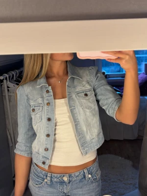 Ljusblå trekvarts jeansjacka  - Jättefin jeansjacka med trekvartsärm💕Jättebra skick men har tyvärr inte kommit till användning. Köpt på plick så vet inte vad de är för märke.💕
