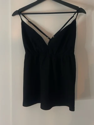 Svart sommar topp  - Svart topp från vero Moda storlek M