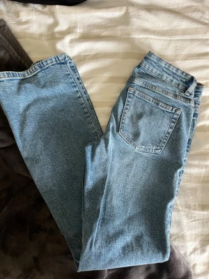 Flare jeans - Hej! Säljer dessa flare jeansen från NEXT då de inte kommer till användning. De är helt oanvända och i mycket bra skick. Modellen är i high rise men skulle säga att de är mer åt mid rise. Pris går att diskuteras!🥰