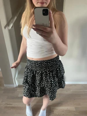 Svart blommig volangkjol - Super fin kjol från Ullared❣️❣️ Storleken är 170, men känns som S/M 
