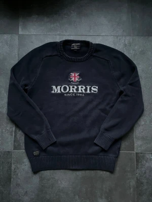 Morris stickad tröja  - Tjena, säljer nu denna riktigt snygga och populära Morris stickade tröjan, den är använd men fortfarande i bra skick, hör av er vid frågor och funderingar🙌🤝 