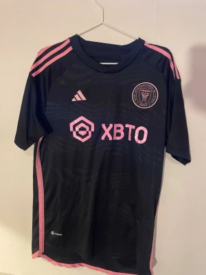 Inter Miami Messi Fotbollströja - Snygg Inter Miami fotbollströja med Messi på ryggen. Tröjan är i L men kan även passa M. Hör av er vid frågor!❤️‍🩹