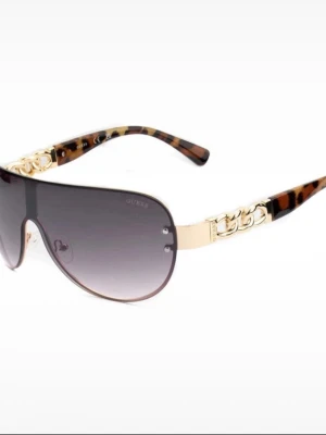 Guess solglasögon med leopardmönster - Snygga solglasögon från Guess med stora, mörka glas och guldfärgade detaljer. Skalmarna har leopardmönster och kedjedetaljer i guld som ger en lyxig känsla. Perfekt accessoar för dig som vill sticka ut.