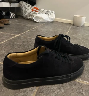 Myrqvist sneakers  - Myrqvist OAXEN MONOCHROME i färgen navy suede strl 41,fint använt skick utan hål och slitage. Original pris 2199. Skriv vid fundering eller prisförslag😃