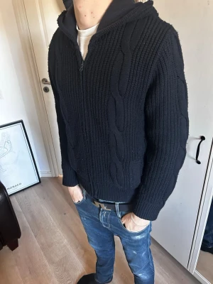 Replay kofta - Säljer denna stilrena kofta från replay (sällsynt) modellen bär storlek S och väger 63 och är 182cm | pris 499kr | mvh