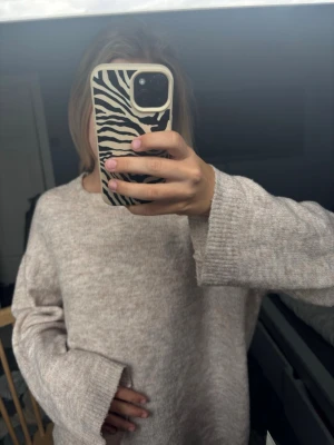Beige stickad tröja lager 157 - Mysig beige stickad tröja storlek S. Inga defekter men är använd. Skriv om frågor eller pris!