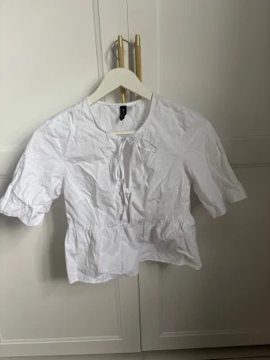 Vit blus från H&M - Söt blus från H&M i ett bra skick utan defekter. Använd fåtal gånger storlek xs