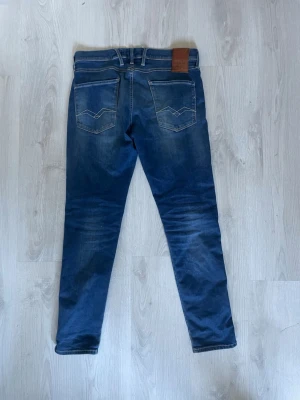 Replay Anbass  - Snygga jeans från replay i mycket fint skick. Storleken är 32x30