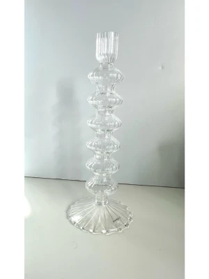 Glasljusstake med vågig design - Säljer en transparent ljusstake i glas med vågig, ribbad form och bred fot. Ljushållaren upptill har räfflad yta och hela ljusstaken har en modern, unik look. Perfekt som snygg inredningsdetalj i hemmet.