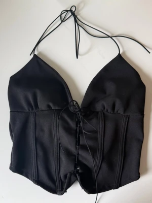Svart topp med spagettiband - Vintage blus, som ny. Köparen står för frakt. 