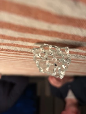 Silvrig statementring med nätmönster - Unik ring i silvrig metall med ett coolt nätmönster som ger en modern och edgy vibe. Ringen har en öppen, luftig design och glänsande yta som fångar ljuset snyggt. Perfekt för dig som vill sticka ut med dina accessoarer. En sjuk händelse från Valborg 