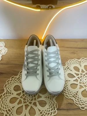 Vita Golden Goose Skor - Snygga vita sneakers från Golden Goose. De är helt nya och i bästa skick. Hör av dig om du vill ha mer info🥂. Skicka prisförslag vid snabb affär!                    Skick[10/10]. Storlek[43]. Pris[1499]