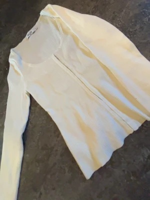 Vit  långärmad tröja från NA-KD - Vit långärmad tröja från NA-KD i storlek S. Toppen är body shaping och är tillverkad i ett mjukt, stretchigt material. Perfekt för dig som gillar en clean och enkel stil.