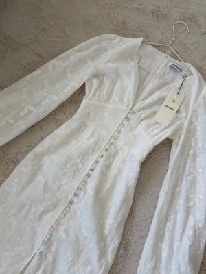 Vit långklänning från Adoore - Superfin vit långklänning från Adoore. Storlek 34 men utsydd (se bilder) så passar en med storlek 36 också💓Jag har endast provat den då den tyvärr inte passade, men den är köp från en tjej på Plick som använt 3 gånger. Kan tänka mig att gå ner i pris vid snabb affär💓