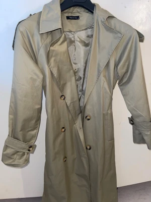 Trenchcoat  - Helt ny, endast använd 2 gånger. XXS/XS/S. Finns i Göteborg💕