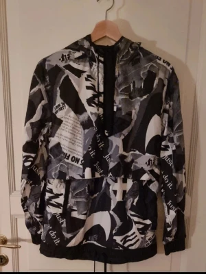 Nike hoodie anorak - Nike hoodie anorak vindjacka streetwear-stil. Storlek XS. Mycket bra skick enligt bilder. Passar både killar och tjejer.