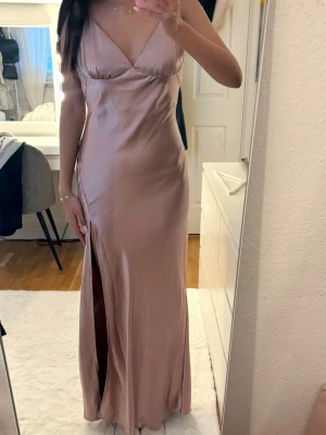 Rosa Boohoo balklänning - Säljer denna jättesöta klänningen ifrån Boohoo då den aldrig används, storlek 40, justerbara band, i nyskick med prislappen kvar, släppar ej i marken på mig som är 170cm.  Skriv för fler bilder eller vid frågor💕