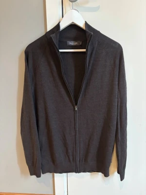 Merino Full Zip - En Full Zip i Merino Ull från Dressman. Mörkbrun och storlek S. Är i lika bra skick som en helt ny! Skickar snabbt ✅