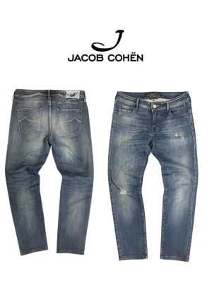 Blå jeans från Jacob Cohën  - Snygga blå jeans från Jacob Cohën med klassisk femficksdesign och diskreta slitningar. Jeansen har raka ben och en patch med logga bak i midjan. Tillverkade i mjuk denim med en tvättad look som ger en avslappnad vibe. Hör av er till mig!!  💬 