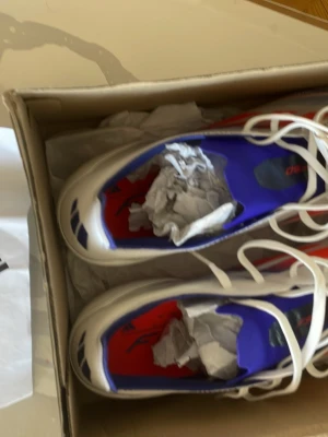 F50s PRO FOTBOLLSKOR  - Säljer ett par Adidas F50s Pros De är helt nya använd 1 gång och dem var för små för mig det är därför jag säljer Size43 helt nya har kvitto och box köpte de för 1275kr säljer för 1000kr helt nya. 