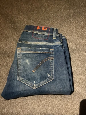 Dondup George jeasn|31 - Dondup George jeasn| Storlek:31| skick: 10/10|Modellen är destroyd från butik| nypris ca 4000kr|Längd: 101cm|Bredd:39cm|Sell.archiveSS| 