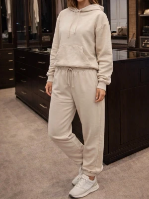 Beige mjukis-set med hoodie och byxor - Snyggt och bekvämt loungewear-set i beige med hoodie och matchande byxor. Hoodien har magficka och dragsko i huvan, byxorna har resår i midjan och vid benslut. Perfekt för chill dagar hemma eller när du vill vara extra comfy.