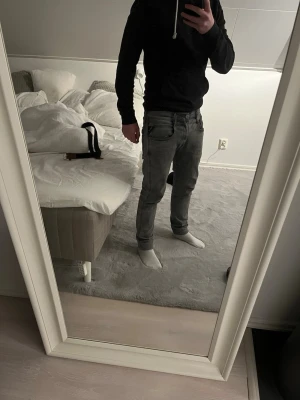 Replay anbass jeans - Säljer ett par asfeta replay anbass jeans som är svåra att få tag på| storlek 28/32| bra skick samt extremt sköna| går att matcha till många feta outfits speciellt till mörkblå tröja| kontakta mig vid frågor//Calle