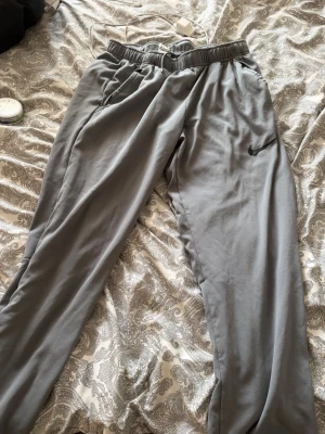 Säljer gråa Nike mjukisbyxor - Bra skick på byxorna med lite slitage vid märket bara. Pris går att diskutera
