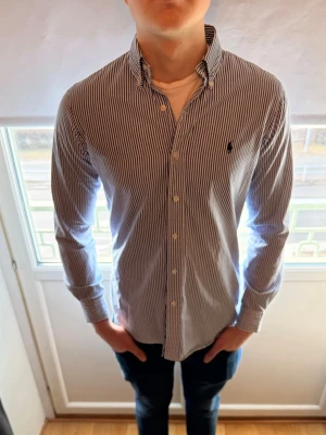 Randig ralph lauren skjorta custom fit - Säljer en riktigt go ralph lauren skjorta perfekt nu till våren och sommaren nu när det börjar bli varmare. Skjortan är storlek S custom fit figurnära men inte riktigt lika figurnära som slim fit och han på bilden är 185 och väger 75 kg. Hör gärna av er vid funderingar mvh Ae💯