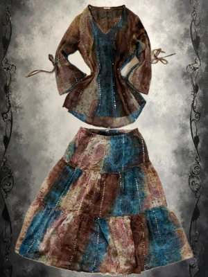 Fairy set  - Säljer ett set från Elton i bruna, blå och beige nyanser. Toppen har v-ringning, långa ärmar med knytband och dekorativa paljetter längs framstycket. Materialet är lätt och luftigt, perfekt för lager-på-lager.