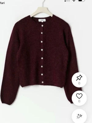 Vinröd Kofta Från Gina Tricot - Koftan har knäppning framtill med silvriga knappar och är gjord i ett mjukt, fluffigt material som känns lyxigt. Perfekt att styla över ett linne eller t-shirt. Säljs då den är för liten. Knappt använd i toppen skick❤️Fråg as gärna frågor om du undrar något eller om du vill diskutera priset💕