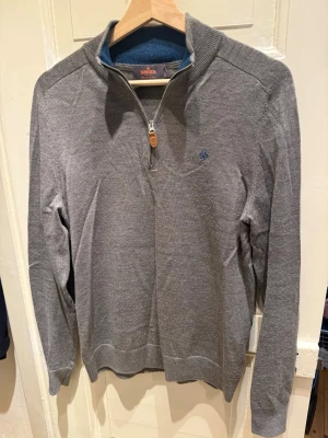 Grå merinoulltröja från Morris - Snygg zip-tröja från Morris. Fint skick. 100% merinoull. Storlek M men är rätt tight så passar som S också.