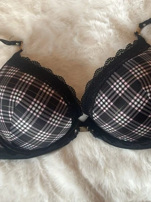 Rutig push-up bh med spetsdetaljer -  Snygg mega Push up bh från censored i storlek 80 D använd ca två gånger kommer ej till användning 