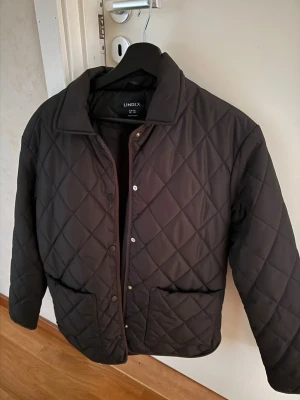 Svart quiltad jacka från Lindex - Snygg svart quiltad jacka från Lindex! passar perfekt nu till våren🌷,andra bilden är en gammal bild!💕