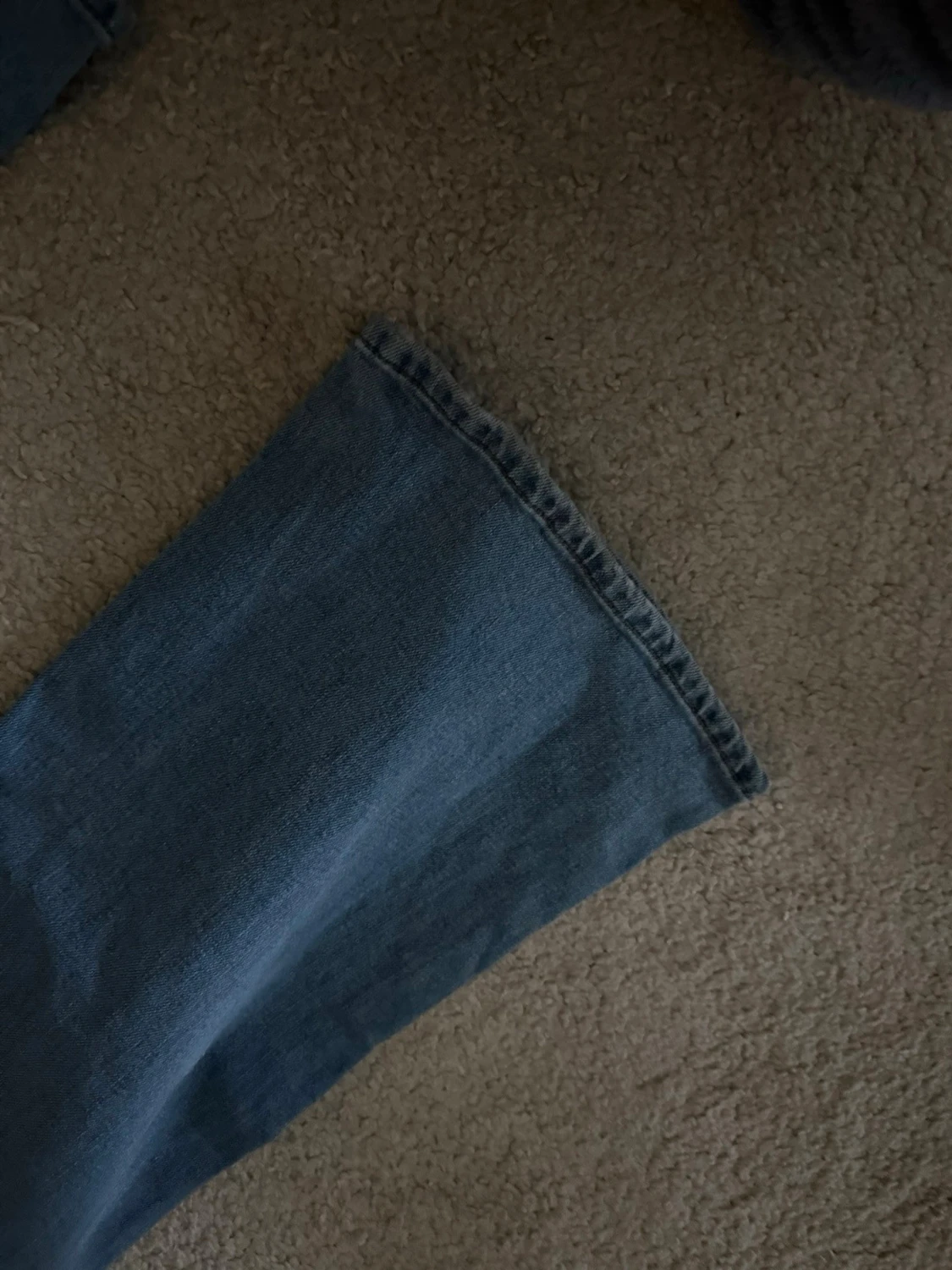 Blåa vida jeans med slitningar - 5