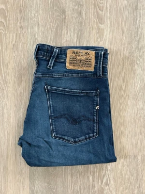 Replay Anbass Jeans - Replay Anbass Jeans Storlek: W33 Färg: Marinblå Passform: Som ett perfekt par slim jeans Skick: 8,5/10 Nypris: 150 € Jag skickar inom 24 timmar!