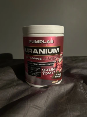 Pumplab Uranium Skumtomte Pre-Workout - Explosiv pre-workout från Pumplab med smaken Skumtomte, X-Mas Edition. Burken är röd och vit med julmotiv och innehåller 500g pulver. Innehåller bland annat L-citrullin, beta-alanin och koffein för extra energi vid träning. Använd fåtal gånger. Säljer pgn av att jag har för mycket pwo