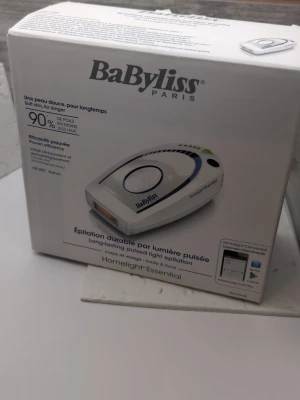 Oanvänd BaByliss IPL hårborttagningsapparat - Oanvänd BaByliss Homelight Essential är en vit IPL hårborttagningsapparat för kropp och ansikte. Den använder pulserande ljus för långvarig hårborttagning och minskar hårväxten med upp till 90%. Kompakt design, fri från UV-ljus och enkel att använda hemma. Nypris 1699. Jag har haft den snart ett år och inte ens kollat manualen eller packat upp den. Jag låter den gå vidare till någon som kanske faktiskt engagerar sig!