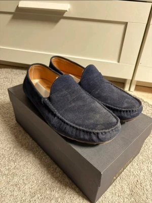 Mörkblå mockaloafers från Novita - Säljer nu dessa snygga och fräscha loafers, från ”Novita”. Säljer de för att har ingen användning av de längre, de är använda enbart en gång. Startar med 1000kr men vid snabb affär kan jag gå ner i pris. Skriv för frågor 😊