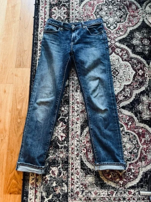 Levi’s 511 japanese  dry selvedge  - Säljer ett par riktigt fina Levi’s 511 i Japanese dry selvedge denim. Kvalitetsdenim som åldras snyggt och är svårare att hitta. Perfekta för vintage / raw denim-stil. • Modell: Levi’s 511 • Storlek: W30 L32 • Material: Japanese dry selvedge denim • Skick: Bra skick Skriv gärna vid funderingar eller om du vill ha fler bilder! 🙂