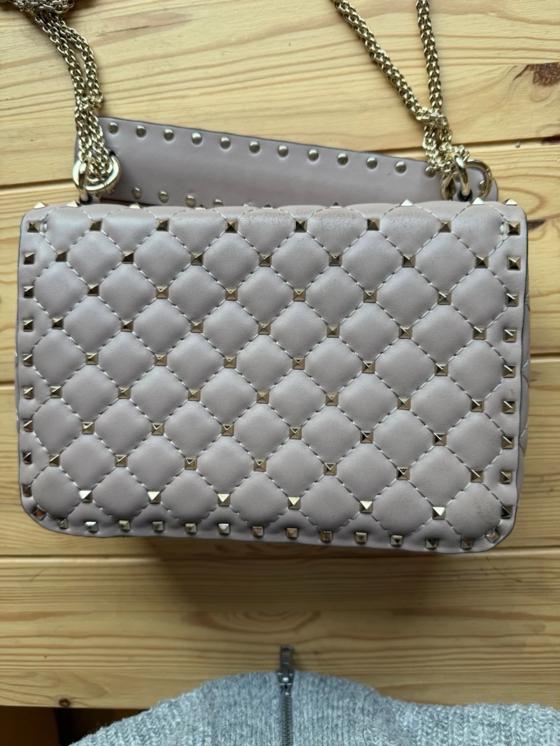 Beige quiltad handväska med nitar - 1