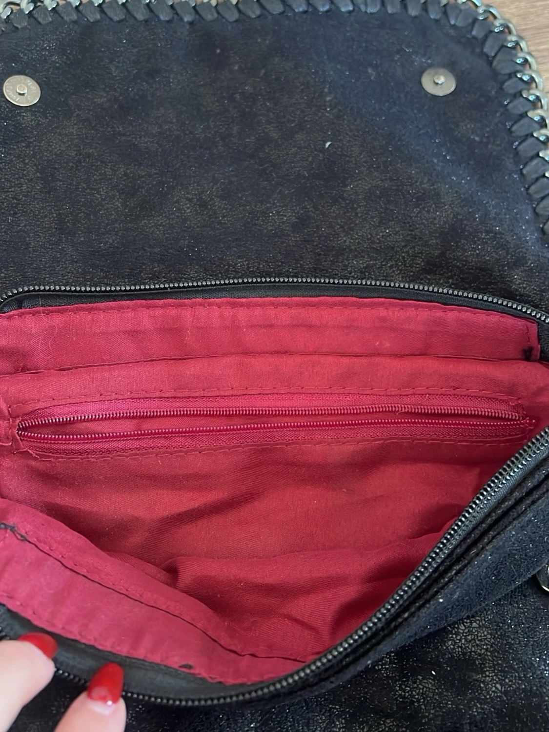 Svart kuvertväska med kedjedetaljer - 1