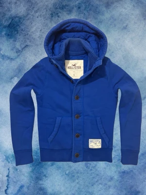 Vintage Hollister Hoodiejacka  - Säljer denna feta Hollister hoodiejackan, fodrad inne så varm och skön till det kalla vädret | Väldigt bra skick förutom lite tecken på användning se sista bild | Storlek S | Längd ≈ 65cm, Bredd armhåla - armhåla ≈ 52cm | Modell 175cm, 68kg