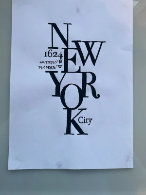 Poster med New York City-tryck - Snygg poster med svart text som formar orden 'New York City' på vitt papper. Trycket inkluderar koordinater och årtal, vilket ger en cool och modern känsla. Perfekt som väggdekoration för dig som gillar storstadsvibbar och grafisk design.
