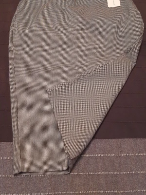 Ny rutig kjol i svart och vitt  - Säljer en lång kjol med klassiskt rutigt mönster i svart och vitt. Kjolen har rak passform och är tillverkad i ett mjukt tyg som faller snyggt. Perfekt för dig som gillar tidlös och stilren look. Jag tror fit för EUR 38 också, mått på bilderna. 