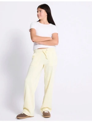 Gula mjukisbyxor med dragsko - Säljer ett par ljusgula mjukisbyxor med breda ben och elastisk midja med dragsko. Byxorna har en stor ficka på sidan och är gjorda i ett mjukt material som känns skönt mot huden. Perfekta för chill dagar och avslappnade outfits.