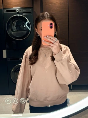 Mysig beige  hoodie 🎧 - Kom ej till andvändning 💖💖den är storlek M , men skulle säga att den passar S-XS