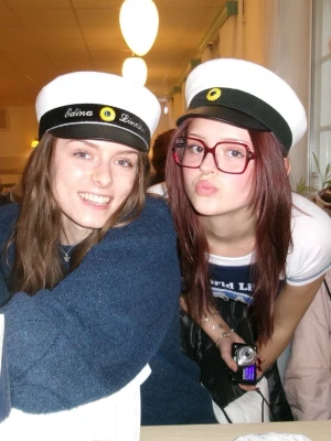 Röda glasögon från Prada - Säljer ett par stilrena glasögon från Prada med breda, fyrkantiga röda bågar. Tillverkade i Italien och har en klassisk design som passar dig som vill sticka ut. Perfekt accessoar för att ge din look en trendig touch. Har styrka +1 samt att bågarna är böjda så pass mycket att de inte får plats i fodralet som medkommer men det kan fixas hos en glasögon butik innan eller efter köp. Kan sänka pris vid förfrågan men nypris är 3100💞